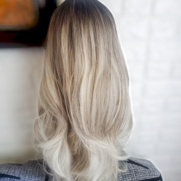 NWOT Ash Blonde Dark Rooted Synthetic Wig - Picture 9 of 15